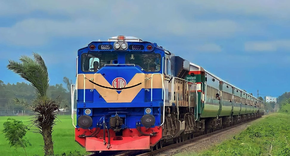 বন্যায় যেসব রুটে ট্রেন চলাচল বন্ধ